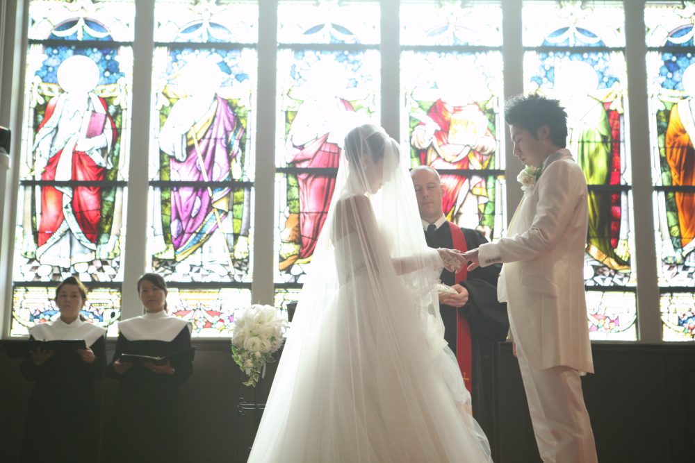 結婚式場　新郎新婦　牧師